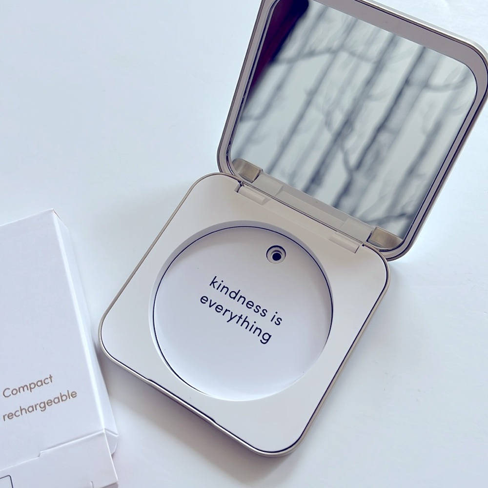 JANE IREDALE WHITE REFILLABLE COMPACT - Picture 2 of 3